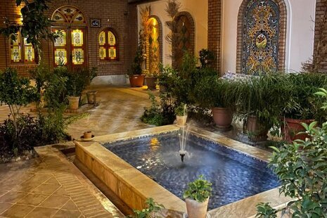 اتاق یک نفره با سرویس ایرانی در هتل تهران