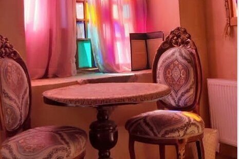 اتاق تک نفره نارنج در اقامتگاه بومگردی شیراز