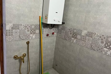 اتاق سنتی ایوان در اقامتگاه بومگردی شاهین شهر و میمه