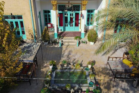 اتاق چهارنفره شاه نشین در اقامتگاه بومگردی اصفهان