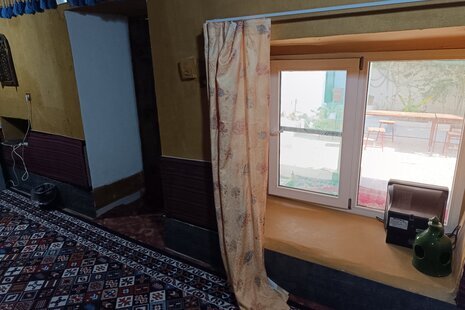 اتاق بابشاد سیرافی در اقامتگاه بومگردی کنگان