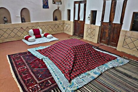 اتاق گل محمدی دراقامتگاه بوم گردی در برزک کاشان