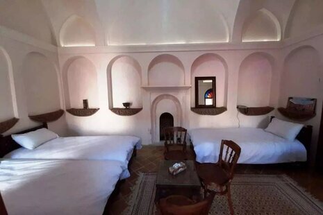 اتاق سنتی سه تخته دری در بوم گردی کاشان