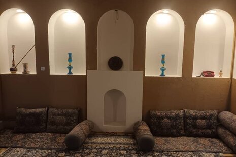 اتاق شاه نشین در اقامتگاه بومگردی دهاقان