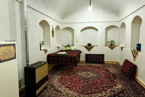 اتاق سنتی شبستان در اقامتگاه بومگردی شاهین شهر و میمه