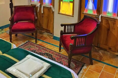 اتاق 4 تخته سرنا و کرنا در اقامتگاه بومگردی کاشان