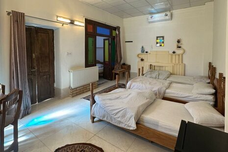 اتاق شاهنشین در اقامتگاه بومگردی شیراز