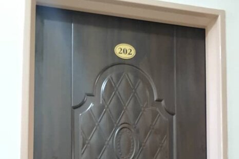 اتاق 202 سه تخت در مسافرخانه قم