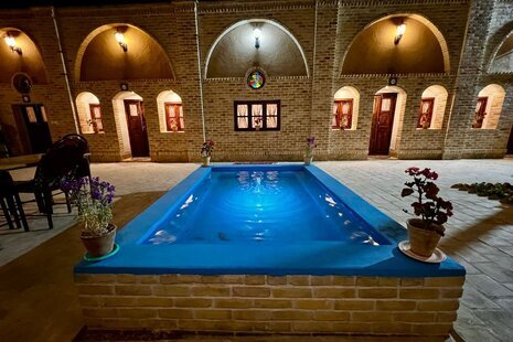 اتاق سنتی ایوان در اقامتگاه بومگردی شاهین شهر و میمه