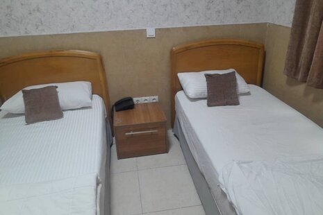 اتاق 103 دو تخت در مسافرخانه میدان خراسان