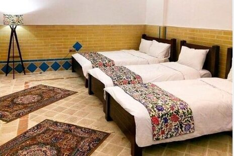 اتاق سه تخته در هتل سنتی در یزد