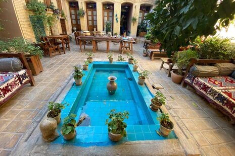 اتاق 2 نفره قجری در اقامتگاه سنتی شیراز