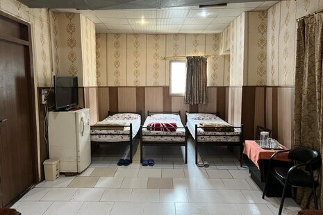 اتاق پنج تخت در مهمانپذیر خیابان کارگر