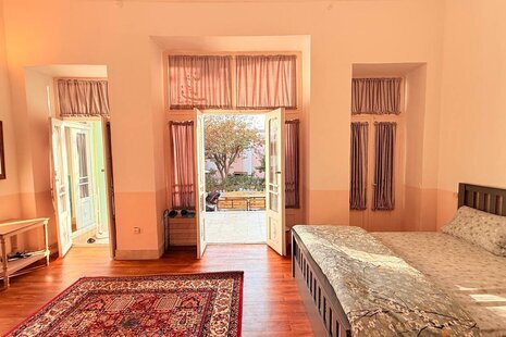 اتاق استاد فرشچیان در اقامتگاه بومگردی اصفهان