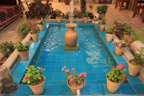 اتاق 4 نفره پنج دری در اقامتگاه سنتی شیراز