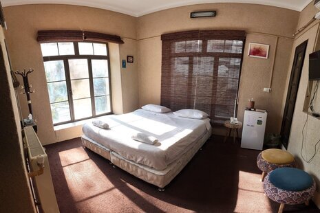 اتاق 2 نفره فروغ فرخزاد در اقامتگاه بومگردی در شیراز