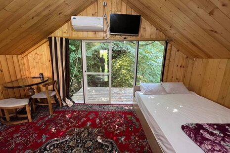 کلبه چوبی در شیرگاه