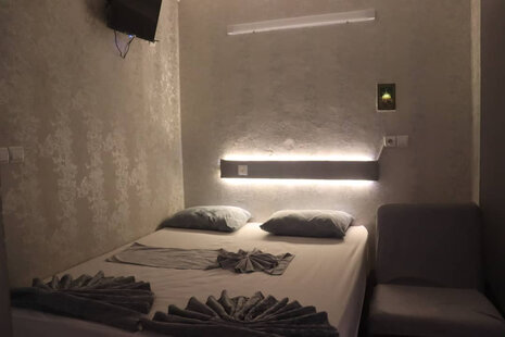 اتاق تخت دبل در هتل مشهد