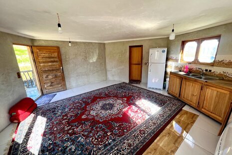 کلبه چوبی در طبیعت بکر لفور