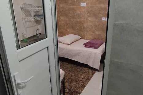 اتاق 103 سه تخت در مسافرخانه قم