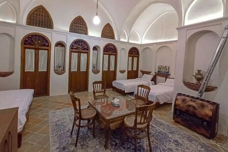 اتاق سنتی چهار نفره شاه نشین در بوم گردی کاشان