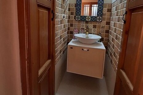 اتاق 4 تخته سرنا و کرنا در اقامتگاه بومگردی کاشان