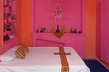 اتاق بهارنارنج در اقامتگاه بومگردی شیراز