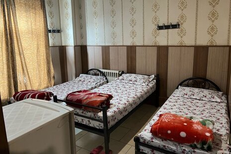 اتاق سه تخت در مهمانپذیر خیابان کارگر