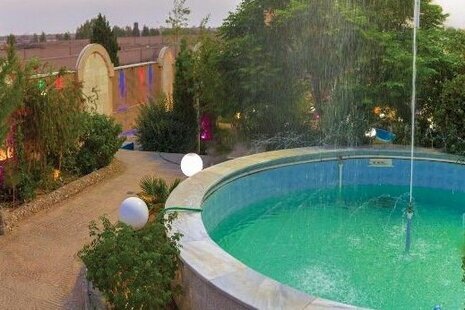 اتاق 4 تخته در هتل در یزد