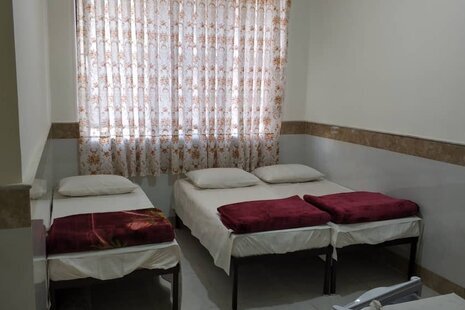 اتاق 201 سه تخت در مسافرخانه قم