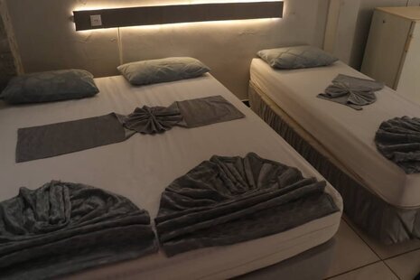 اتاق 5 تخت در هتل مشهد