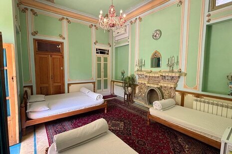 اتاق شاه نشین در اقامتگاه بومگردی اصفهان