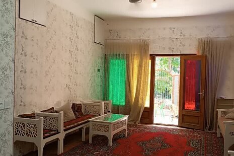 اتاق تکخواب دلنشین در اقامتگاه بومگردی شهر سامان