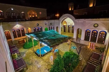 اتاق سنتی سه تخته بالا خانه در بوم گردی کاشان