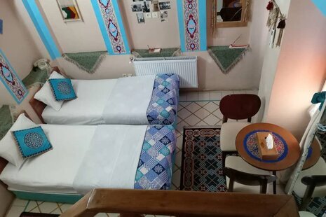 اتاق 2 نفره سه دری در اقامتگاه سنتی شیراز