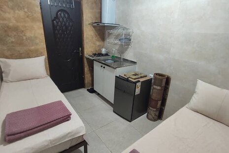 اتاق 204 سه تخت در مسافرخانه قم