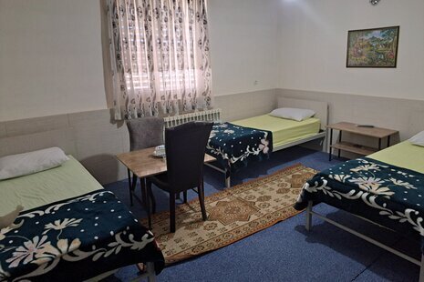 اتاق سه نفره در مهمانپذیر تاکستان