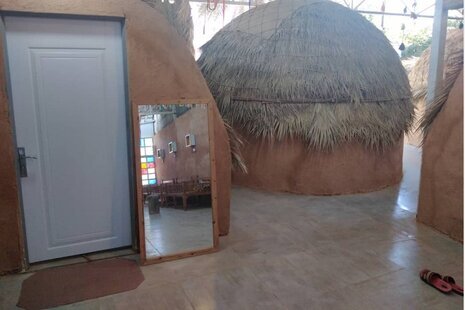 واحد نخل جنوب و ساحل رنگی در اقامتگاه بومگردی هرمز