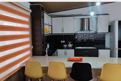 خانه ویلایی دو خوابه نارنجی در نور