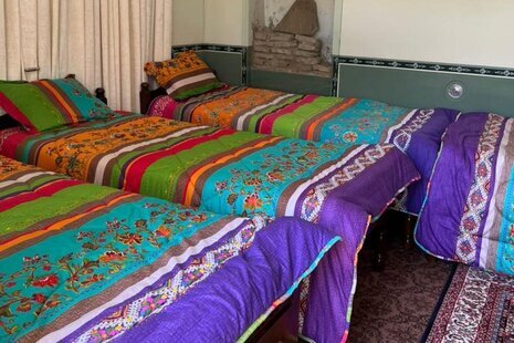 اتاق نارنج در اقامتگاه بومگردی در اصفهان