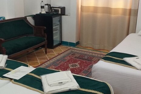 اتاق 3 تخته شهرود در اقامتگاه بومگردی در کاشان