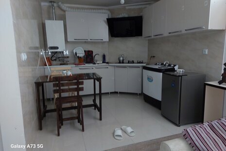 آپارتمان مبله تکخواب در طبقه همکف شهر صدرا