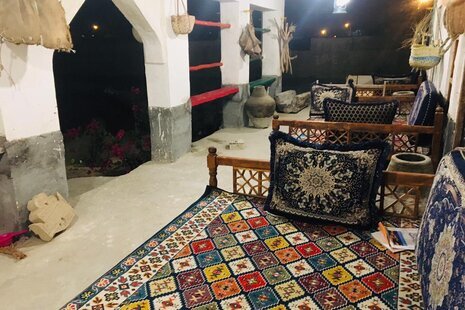 اتاق گل در اقامتگاه بومگردی لافت