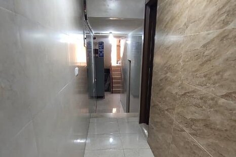 اتاق 201 سه تخت در مسافرخانه قم