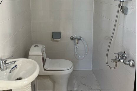 کلبه سوئیسی چوبی تکخواب ساحلی ایاز در بندرانزلی