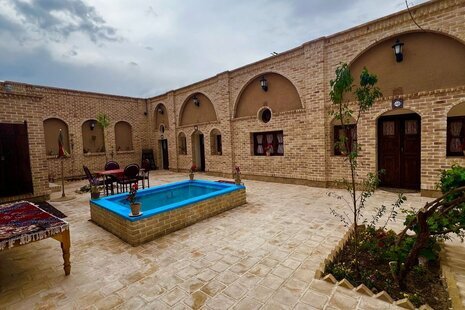 اتاق سنتی شبستان در اقامتگاه بومگردی شاهین شهر و میمه