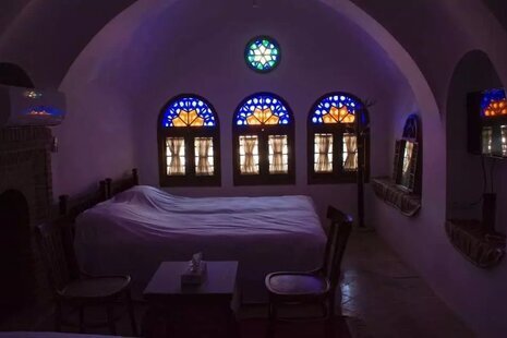 اتاق سنتی سه تخته بالا خانه در بوم گردی کاشان