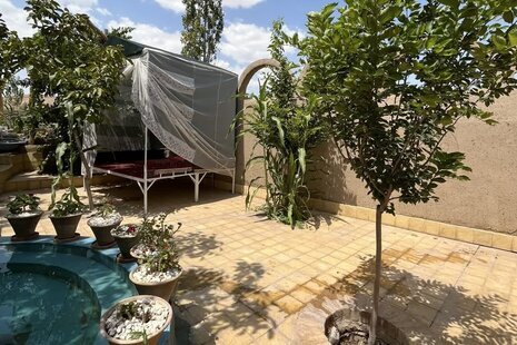 واحد تکخواب توت سفید در بومگردی برزک