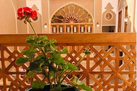 اتاق 4 تخته سرنا و کرنا در اقامتگاه بومگردی کاشان