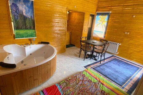 سوئیت چوبی جکوزی دار یاس در مجموعه اقامتی خمام